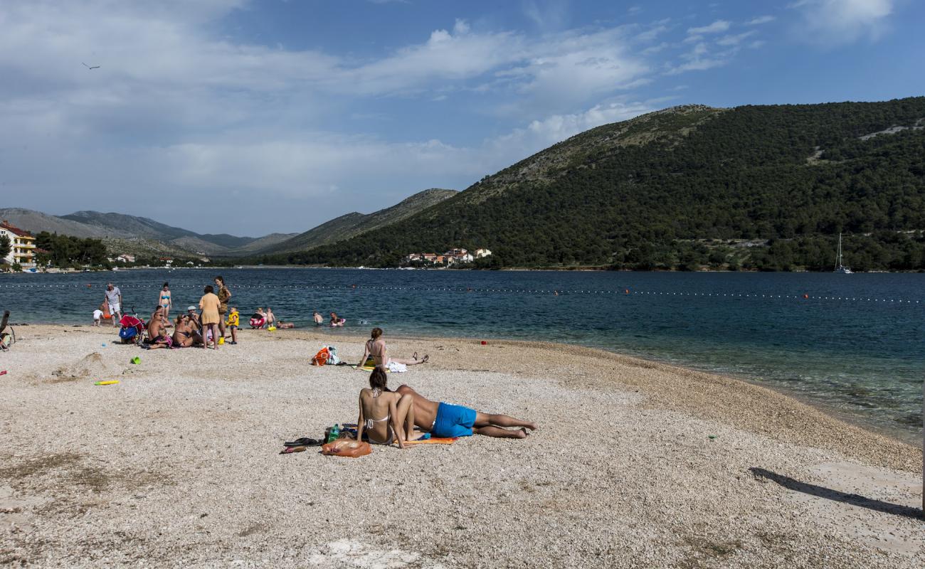 Фото Banovci beach с белая чистая галька поверхностью