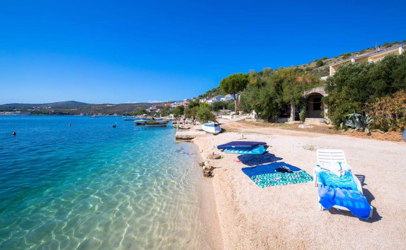 Фото Zatoglav beach с белая чистая галька поверхностью