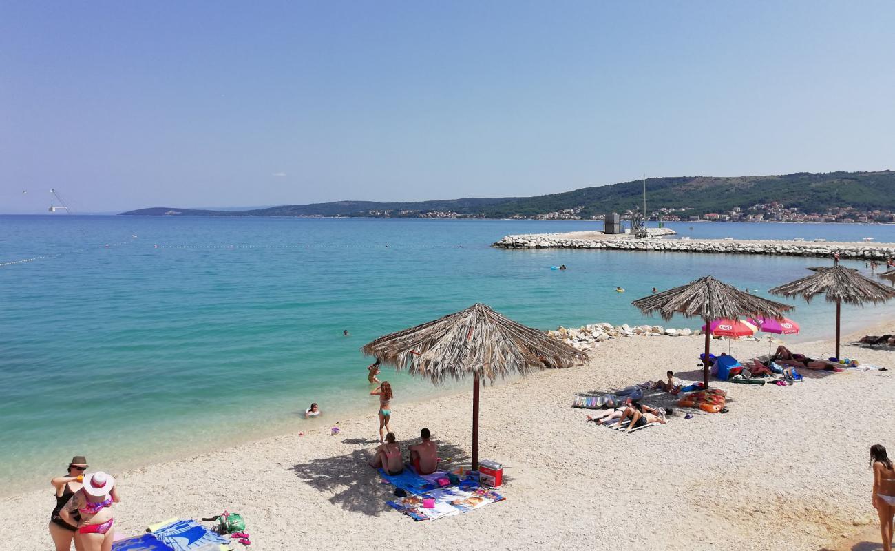 Фото Divulje beach с белая чистая галька поверхностью