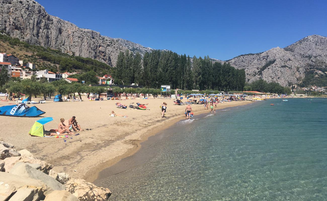 Фото Galeb beach с темный песок поверхностью