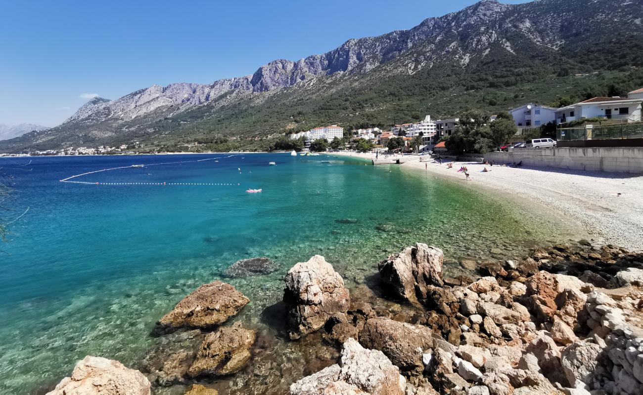 Фото Gradac beach с светлая галька поверхностью