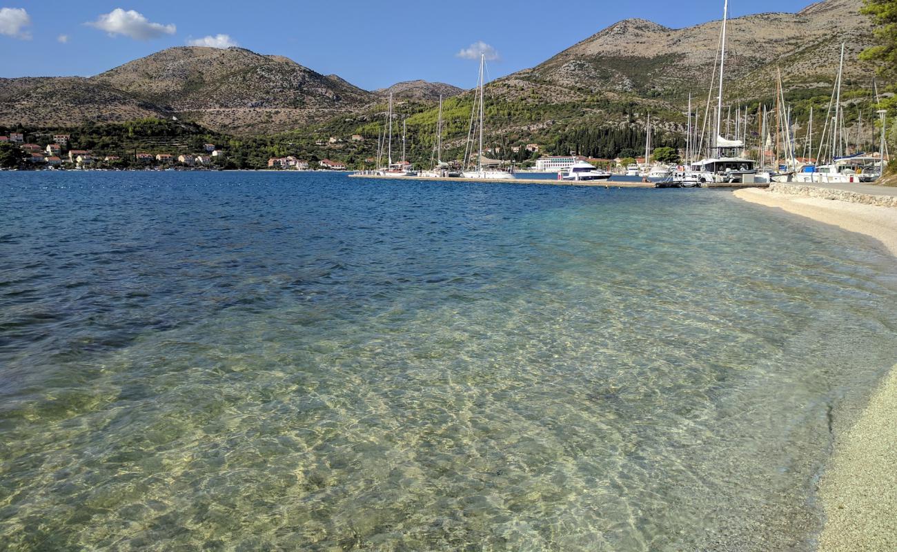 Фото Karmelska beach с белая чистая галька поверхностью