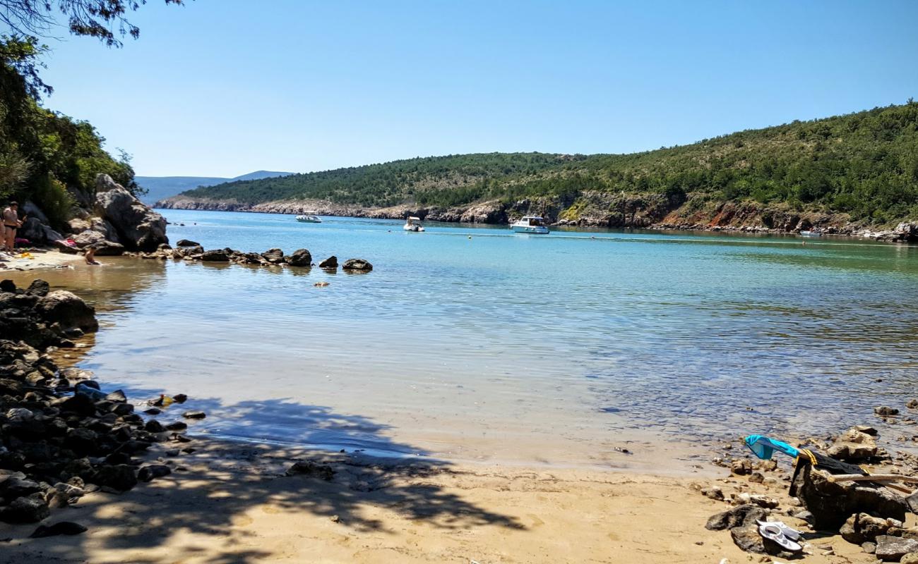 Фото Petrina beach с песок с камнями поверхностью