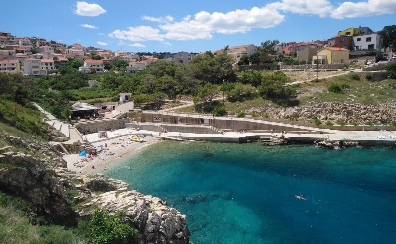 Фото Vrbnik beach с белая чистая галька поверхностью