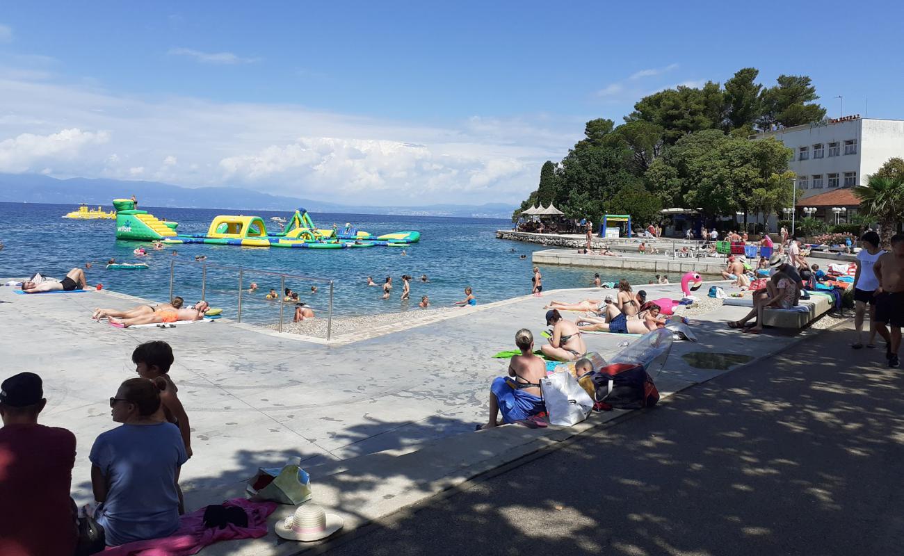 Фото Malinska beach с белая чистая галька поверхностью