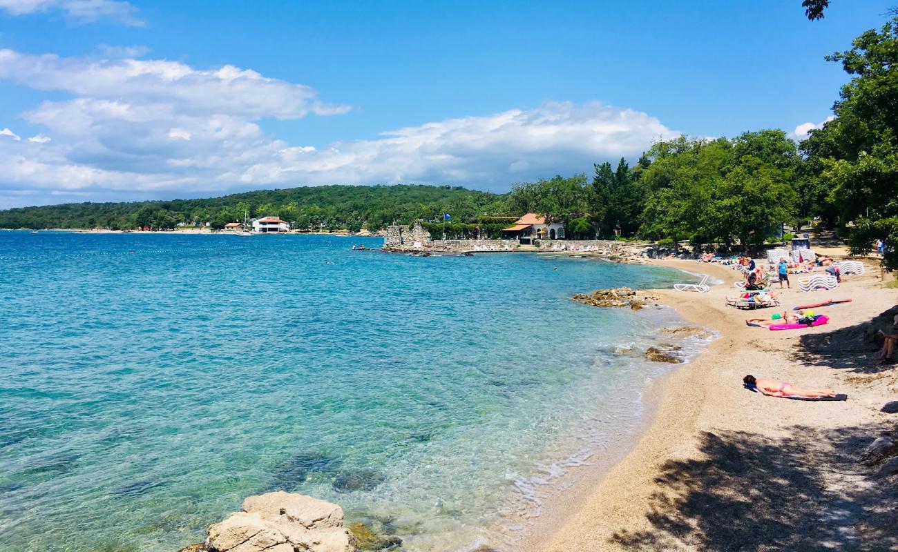 Фото Adriatic beach с белая чистая галька поверхностью