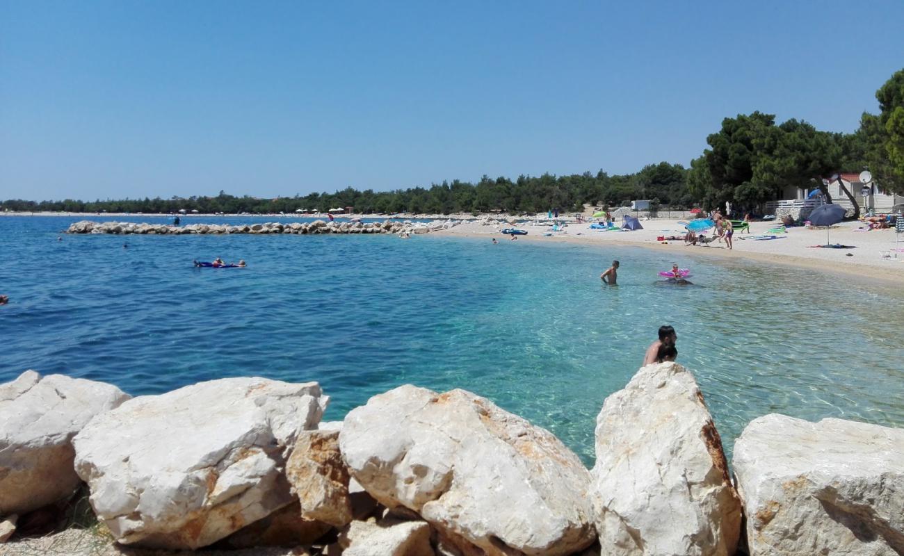 Фото Simuni II beach с белая чистая галька поверхностью