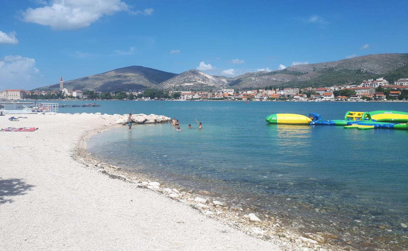 Фото Trogir beach с светлая галька поверхностью