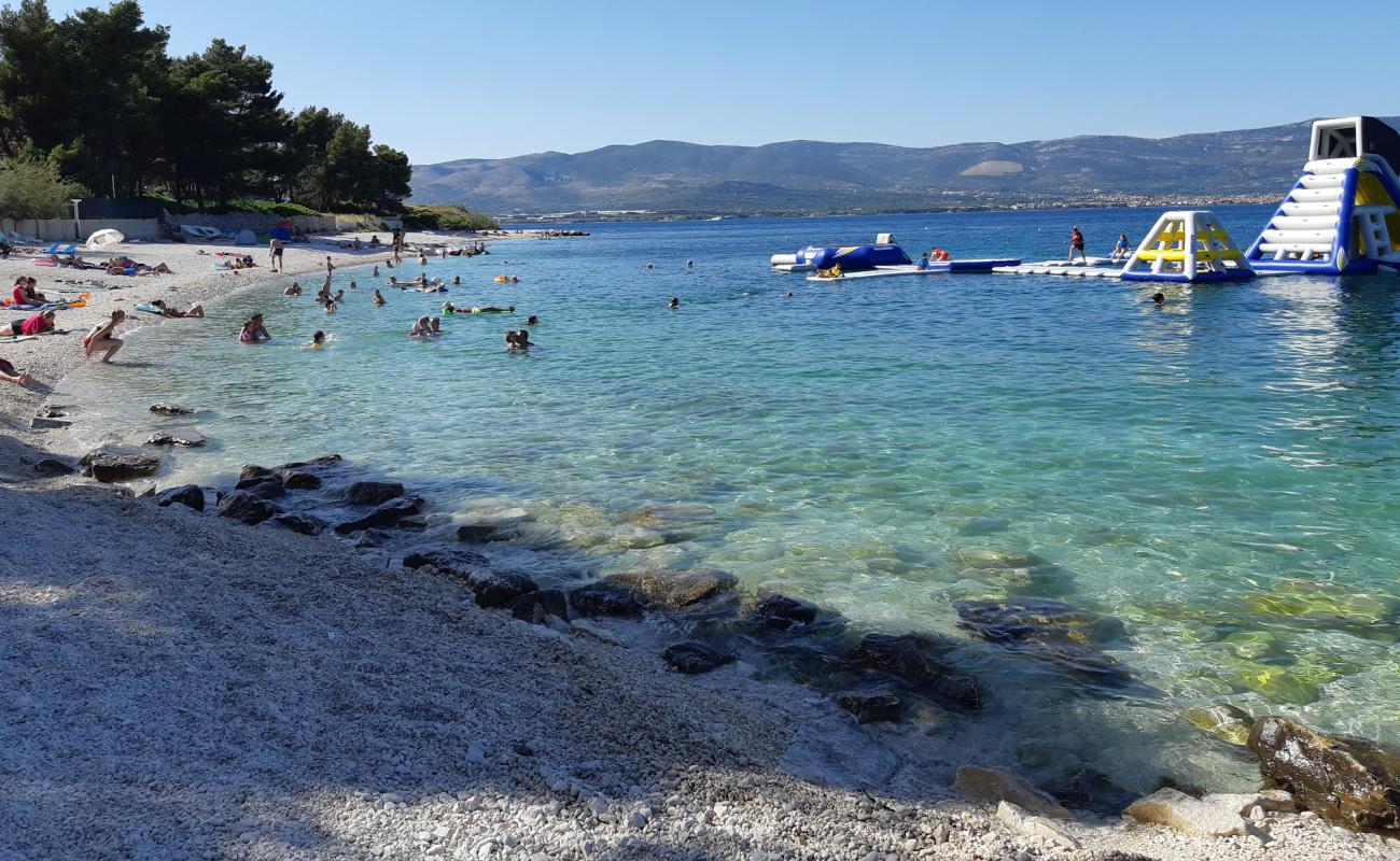 Фото Slatine II beach с белая чистая галька поверхностью