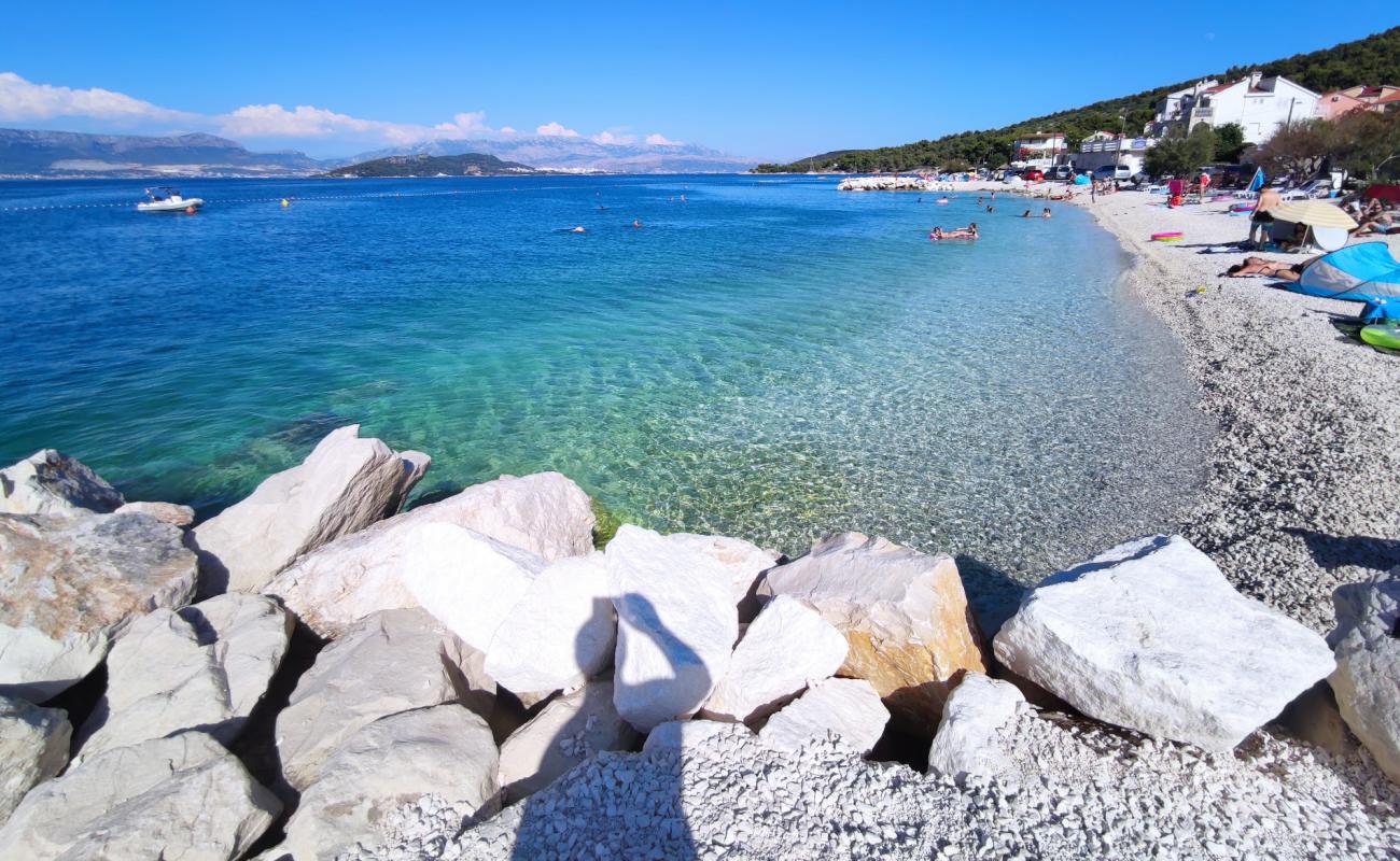 Фото Slatine IV beach с белая чистая галька поверхностью