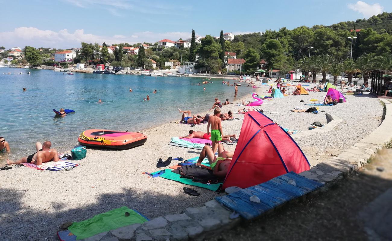 Фото Necujam beach с белая чистая галька поверхностью