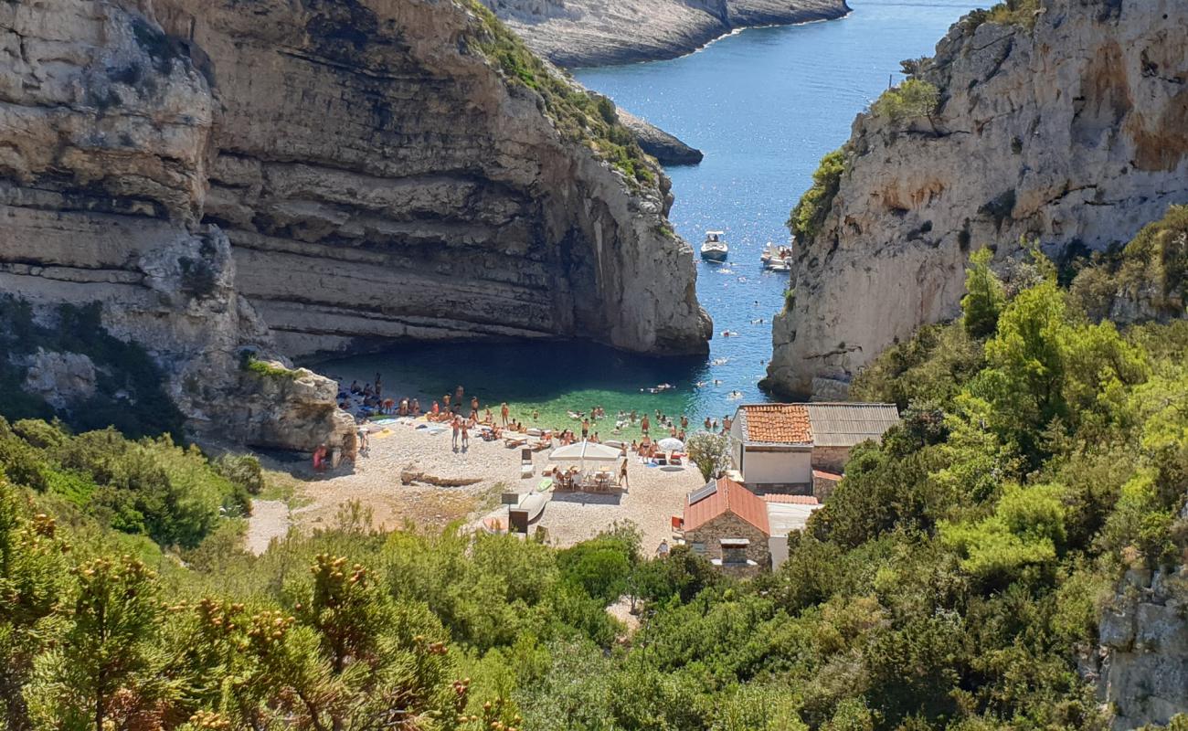 Фото Stiniva Beach с светлая галька поверхностью