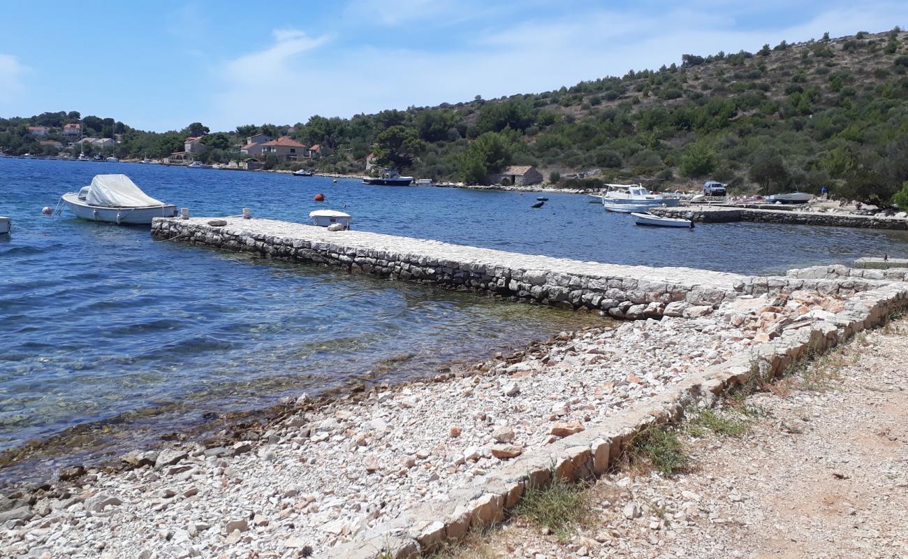 Фото Porto Rosso beach с белая чистая галька поверхностью