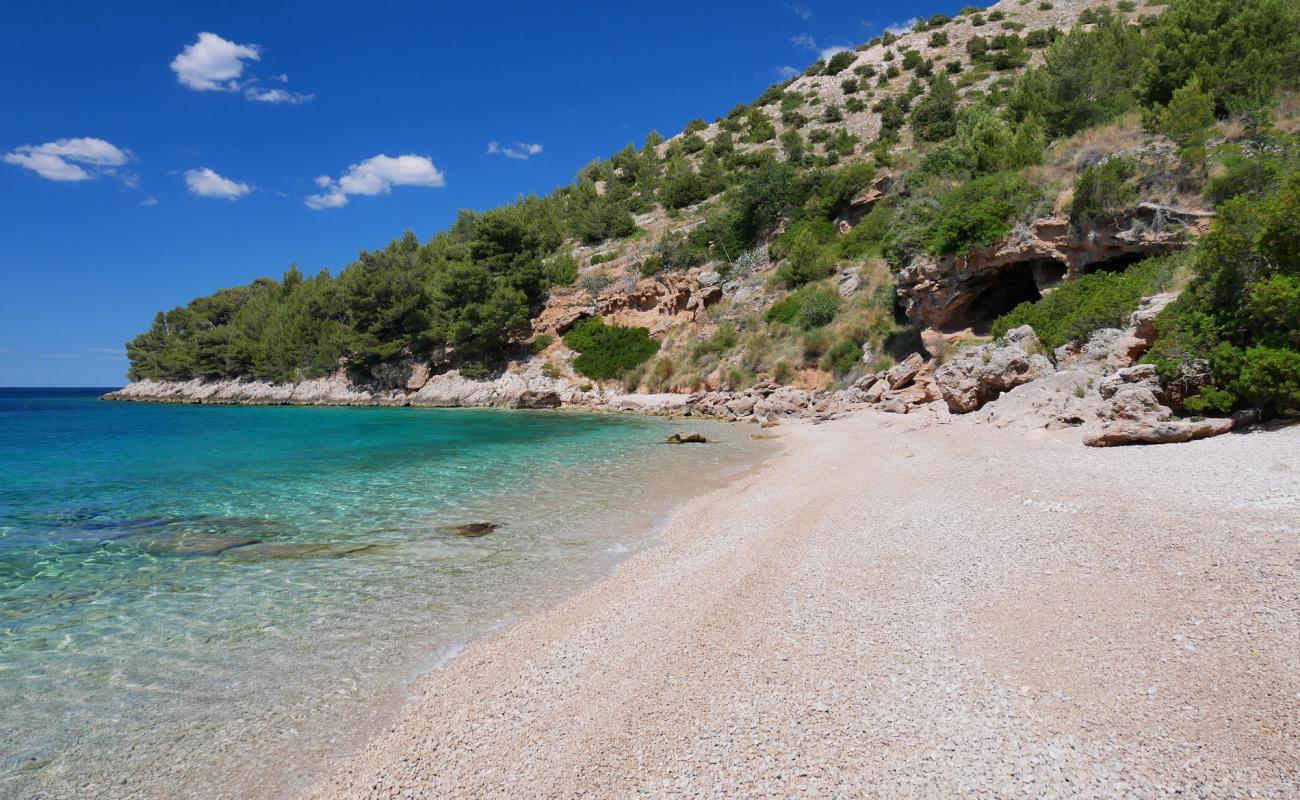 Фото Slatina beach с белая чистая галька поверхностью