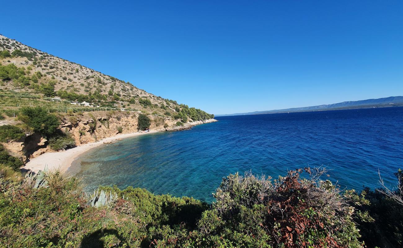 Фото Veli Zagradac beach окруженный горами