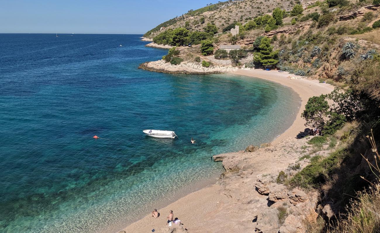 Фото Romantic beach с белая чистая галька поверхностью