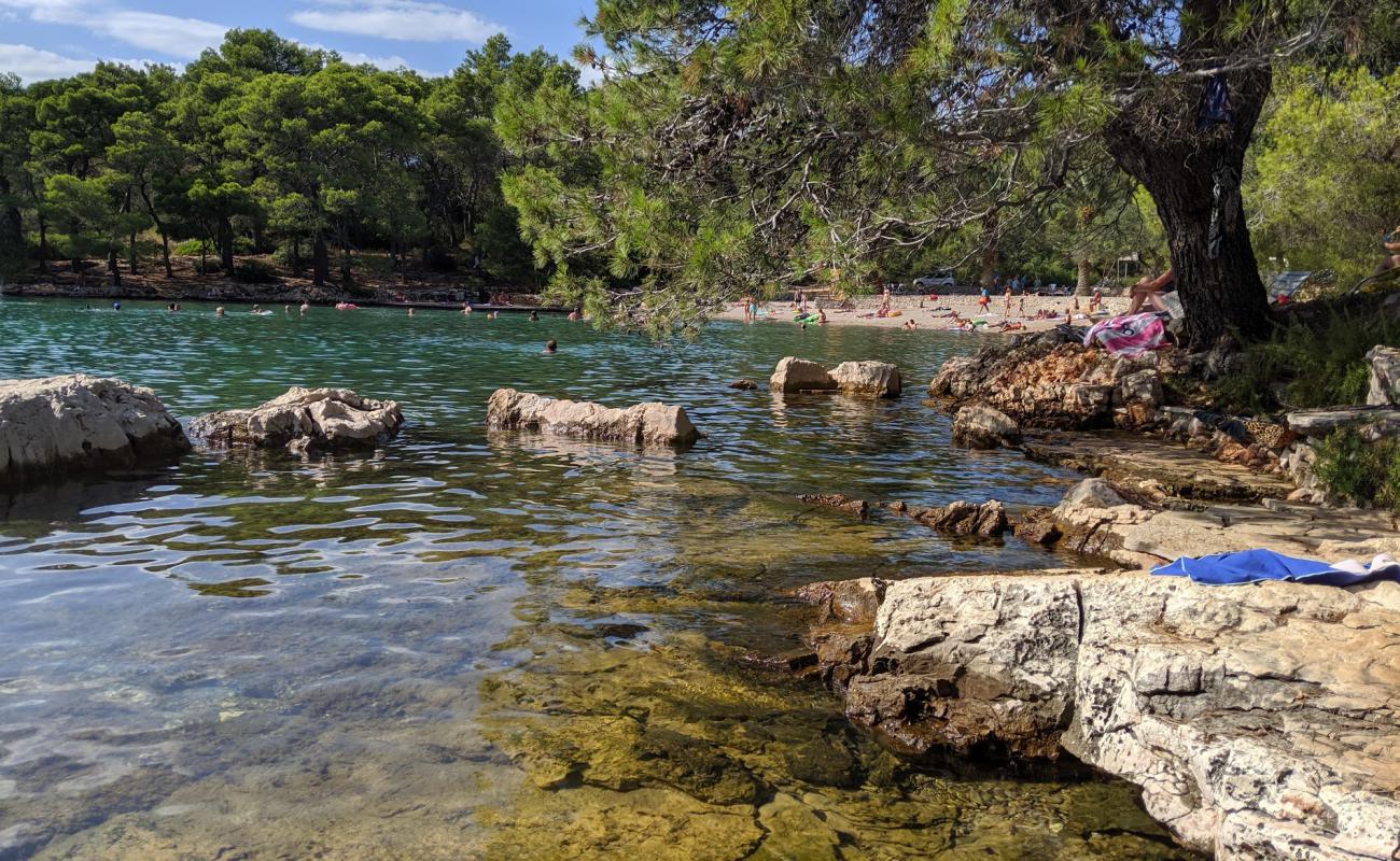 Фото Stari Grad beach с белая чистая галька поверхностью