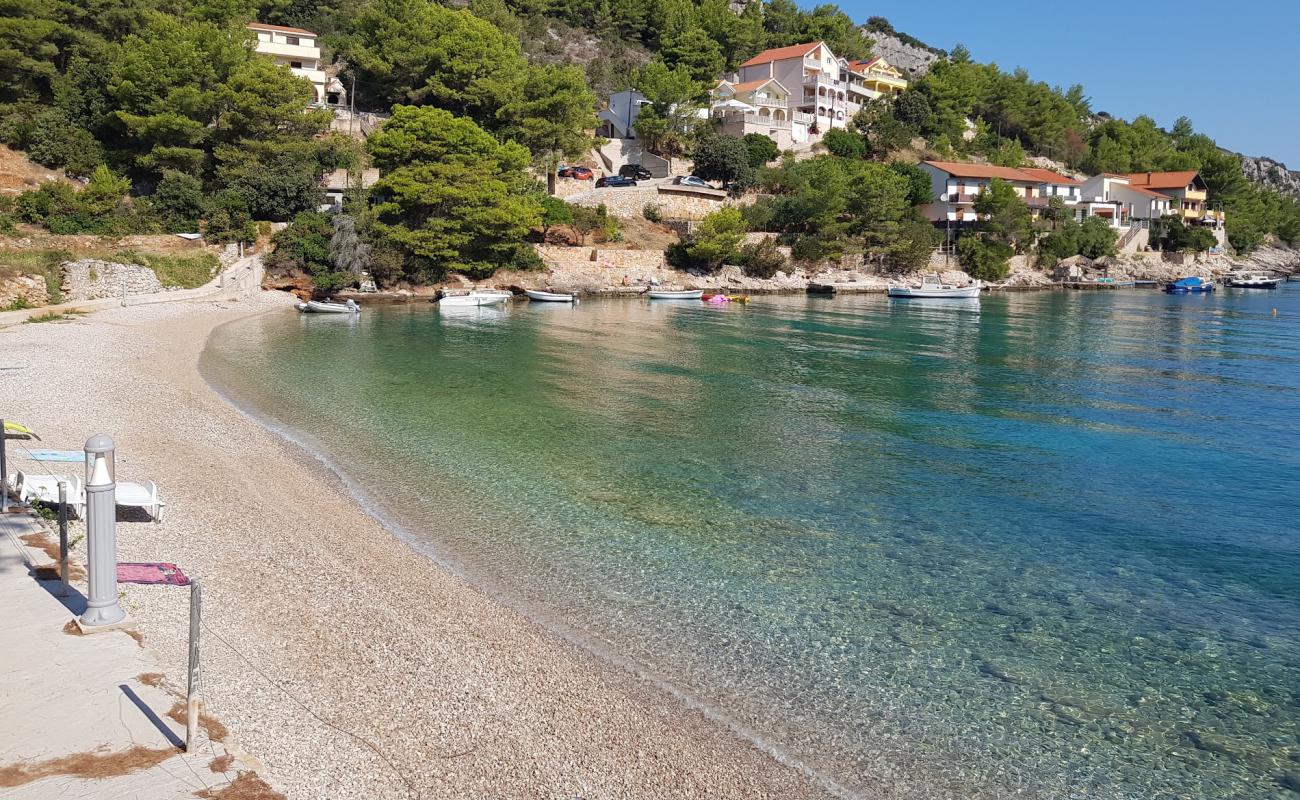 Фото Prapatna beach с белая чистая галька поверхностью