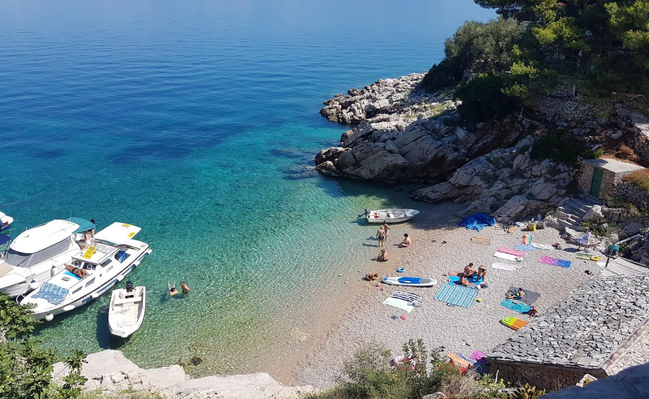 Фото Pakomina beach с белая чистая галька поверхностью