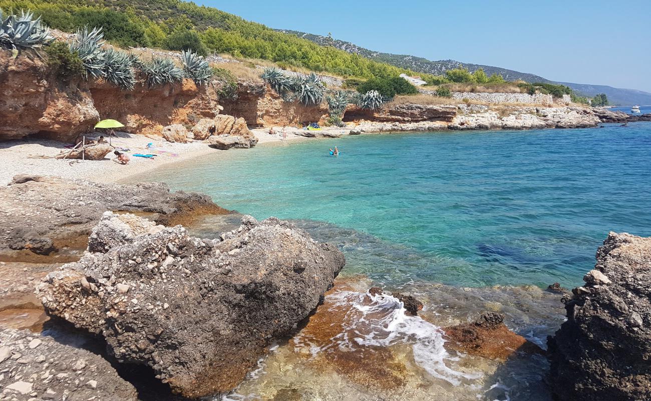 Фото Gromin Dolac beach с белая чистая галька поверхностью