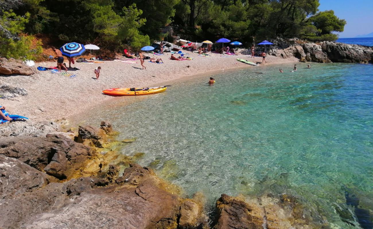 Фото Bile beach с белая чистая галька поверхностью