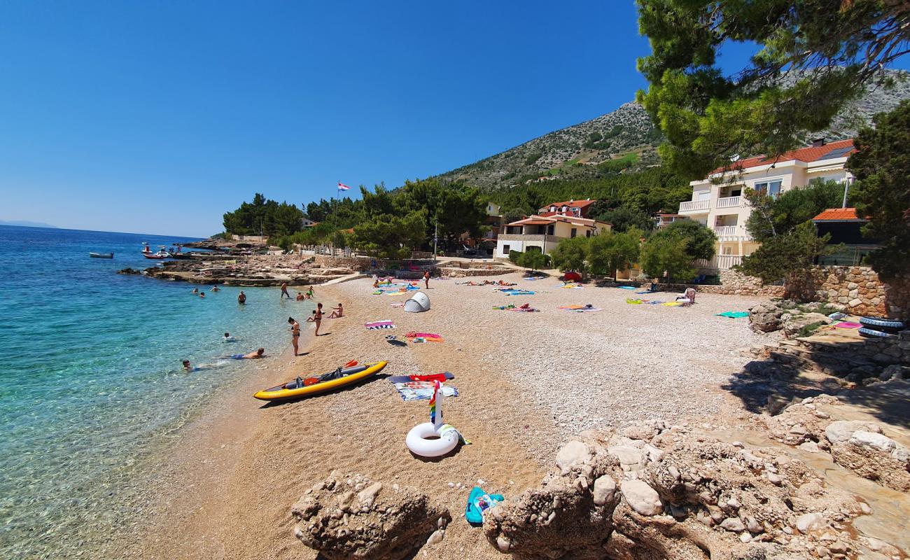 Фото Ivan Dolac beach с белая чистая галька поверхностью