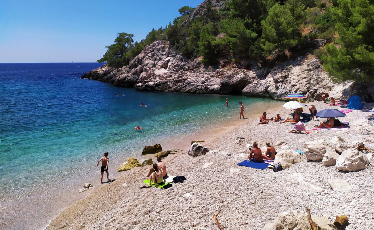 Фото Lucisca bay beach с белая чистая галька поверхностью