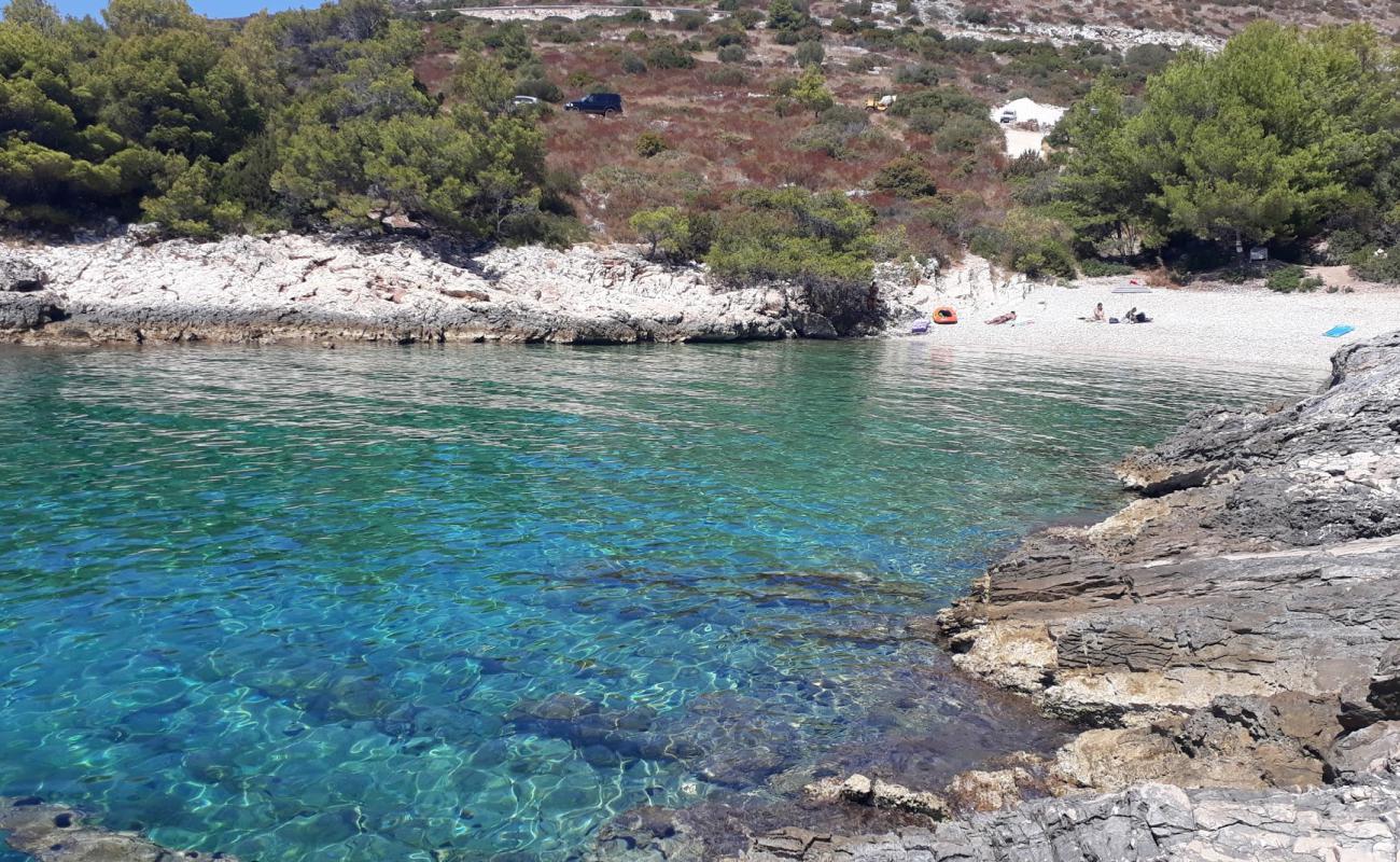 Фото Pascuka beach с белая чистая галька поверхностью