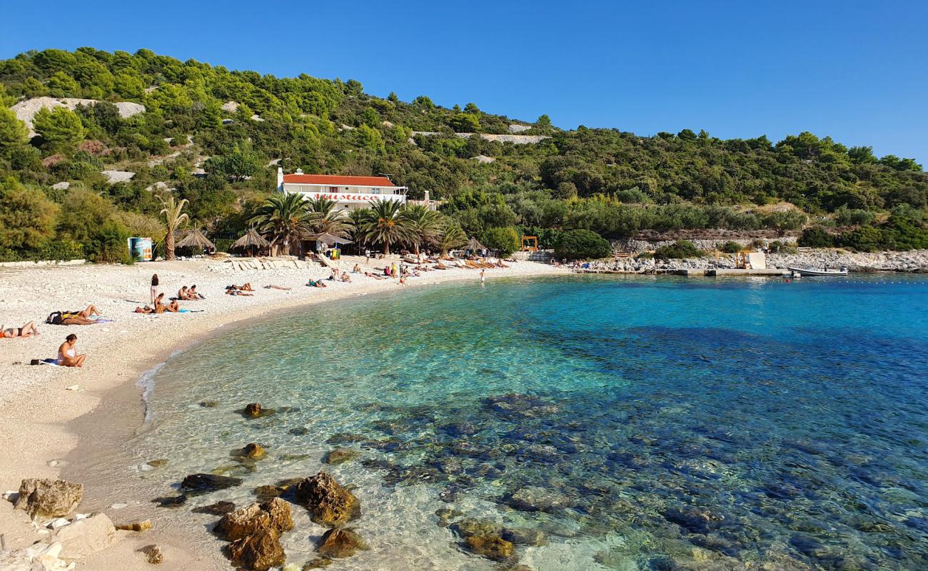 Фото Pokonji dol beach с белая галька поверхностью