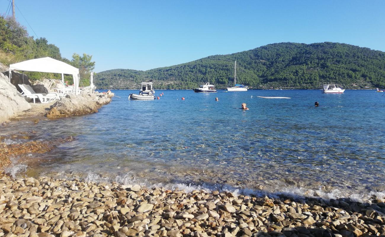 Фото Mikulina Luka beach с светлая галька поверхностью