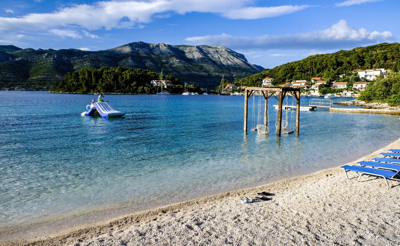 Фото Zrnovo II beach с белая чистая галька поверхностью