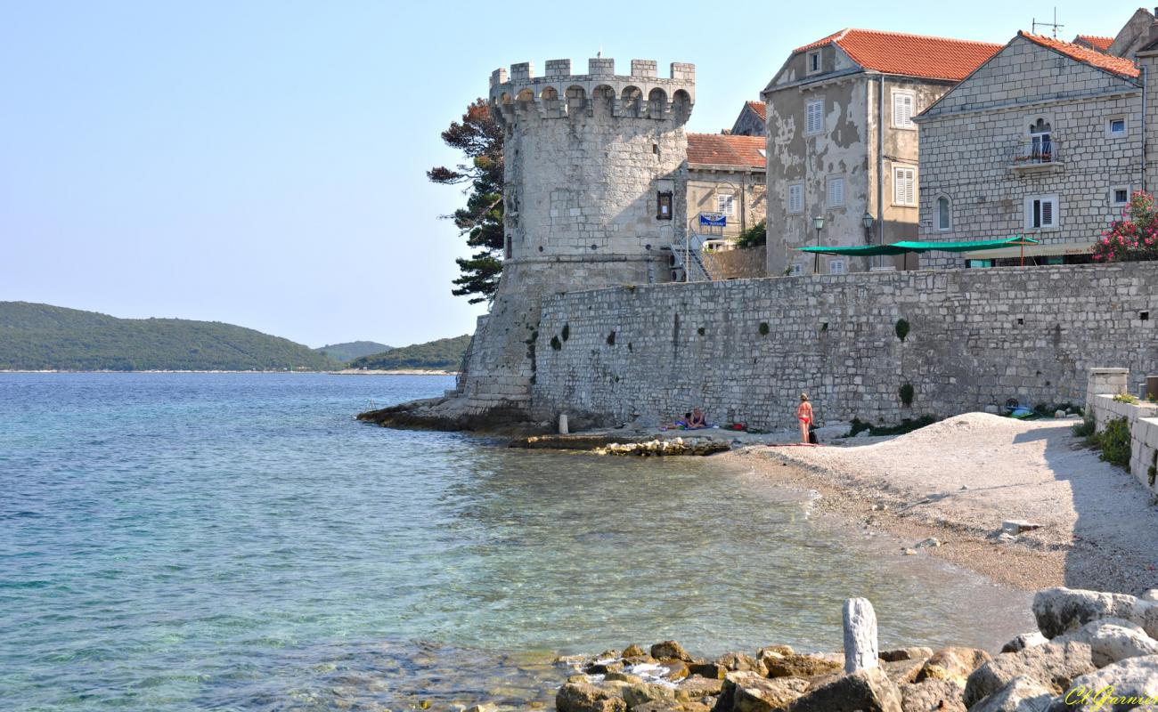 Фото Zakerjan Zrnovo beach с светлая галька поверхностью