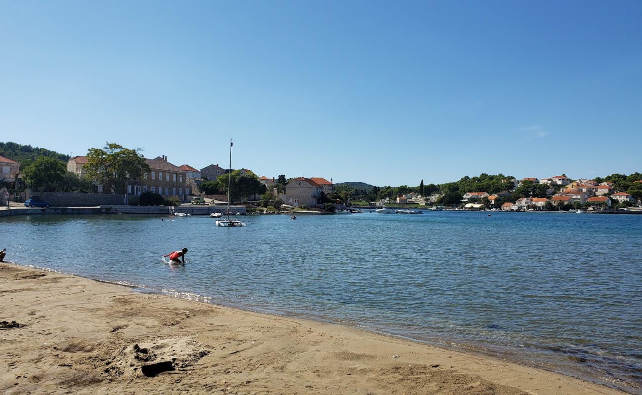 Фото Tatinja beach с серый песок поверхностью