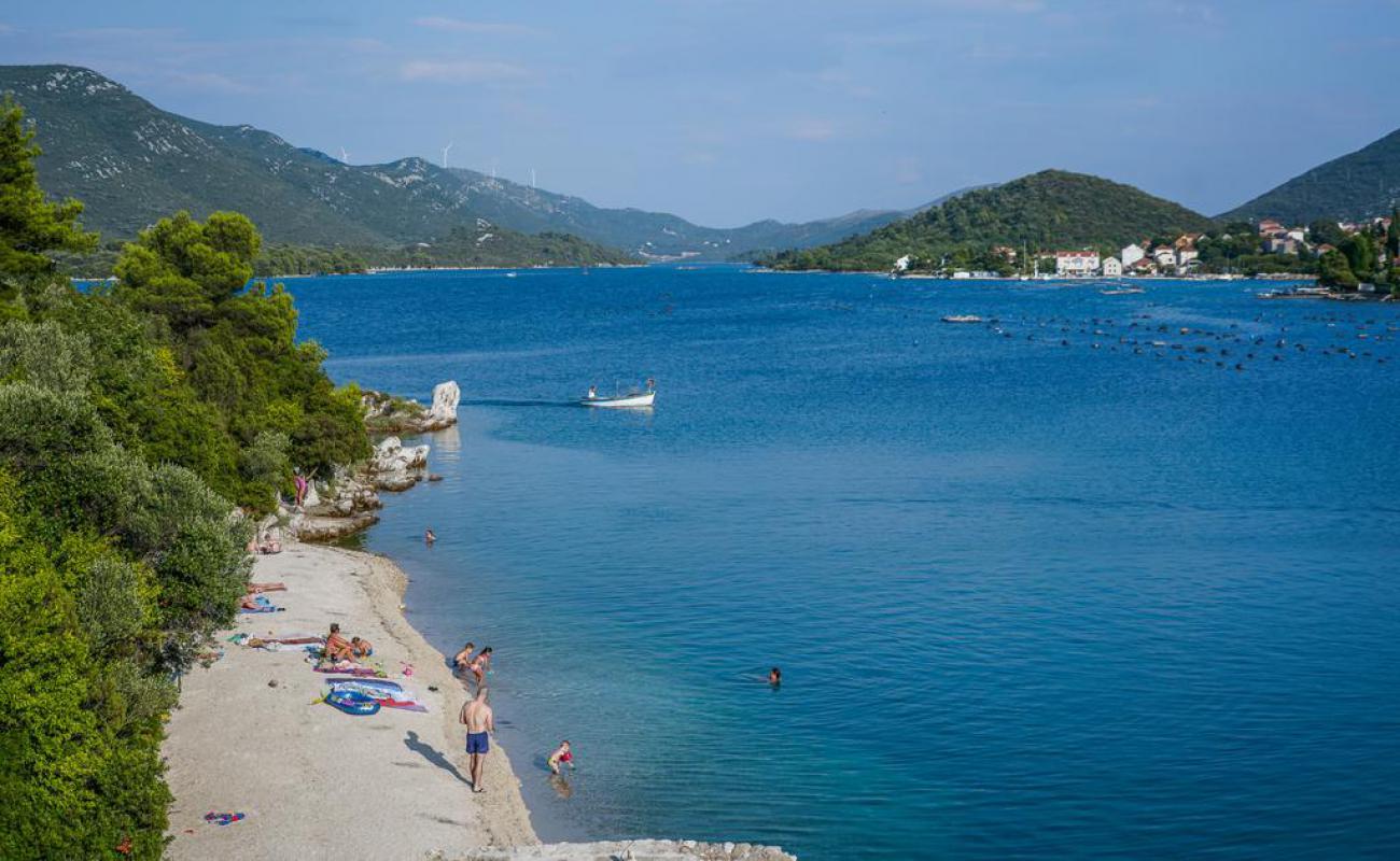 Фото Ponta beach с светлая галька поверхностью