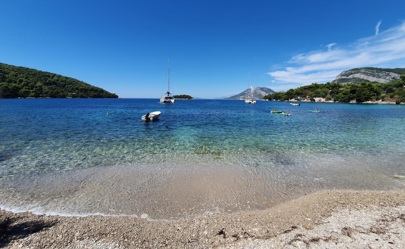 Фото Vucine beach с песок с галькой поверхностью