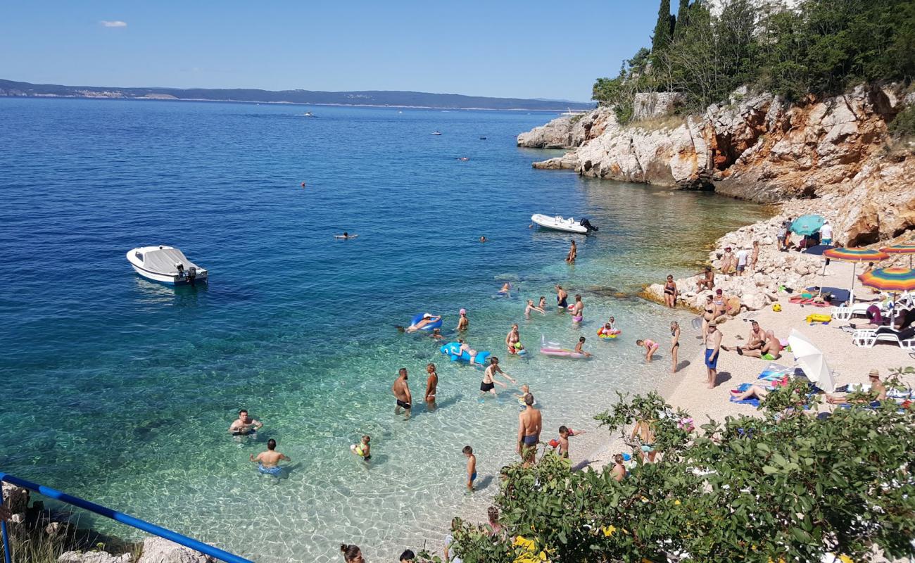 Фото Beach Skrpun с серая чистая галька поверхностью