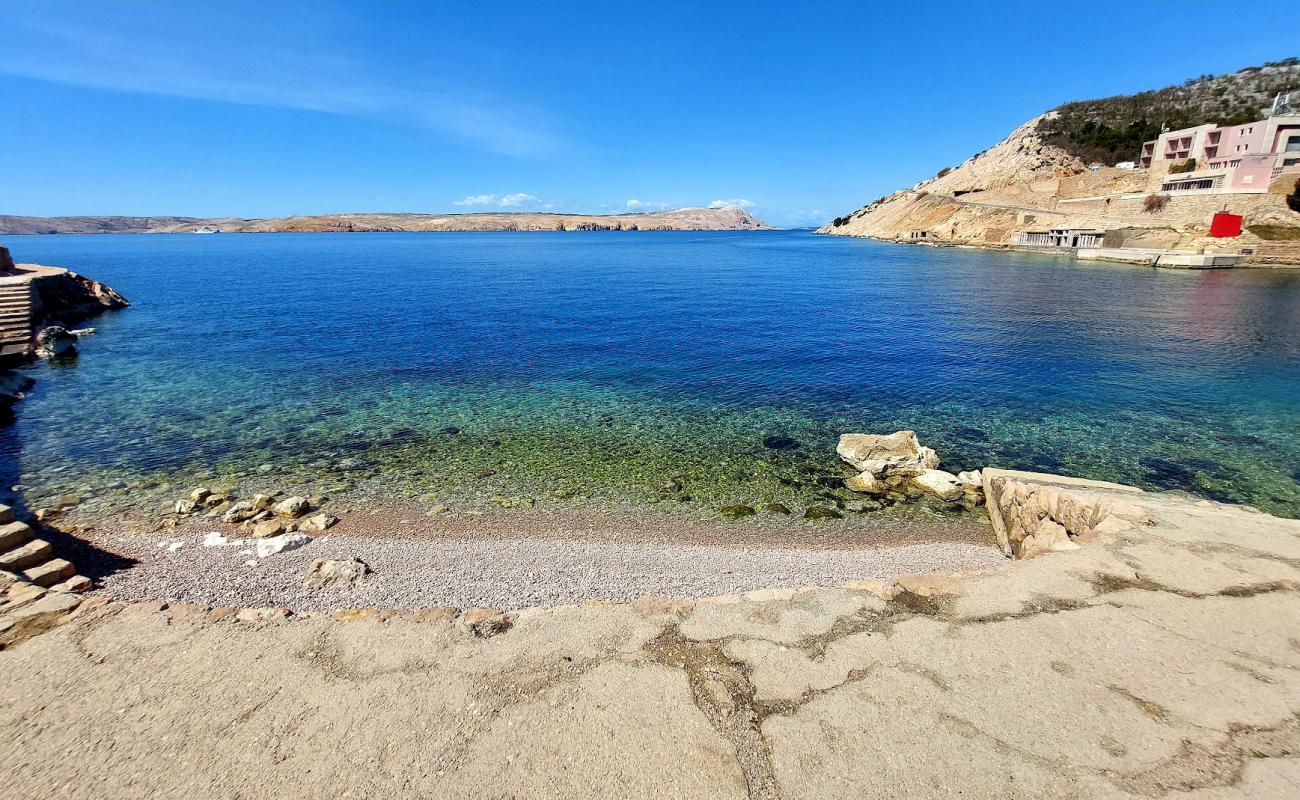 Фото Jablanac Beach с серая чистая галька поверхностью