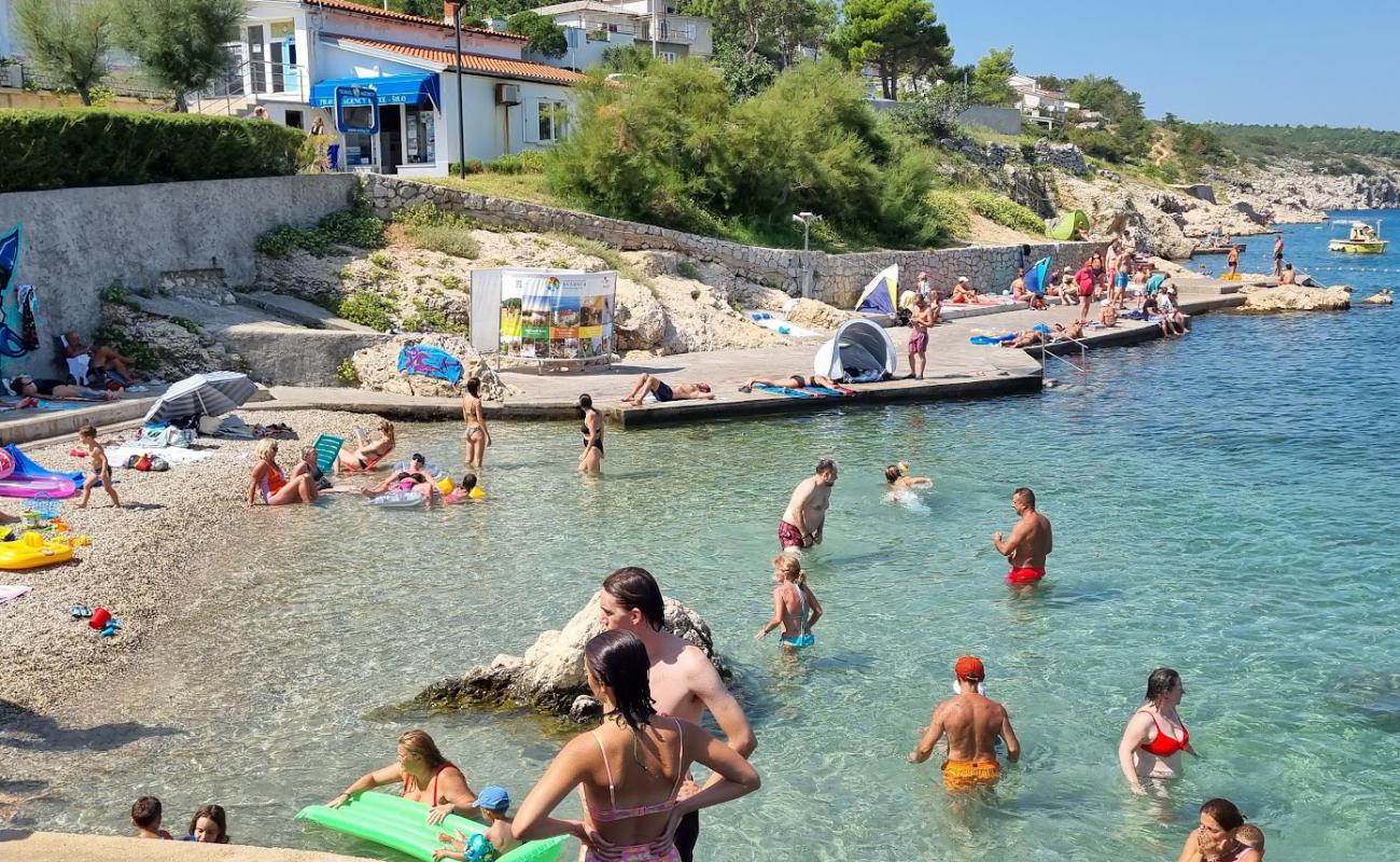 Фото Silo Krk Beach с серая чистая галька поверхностью