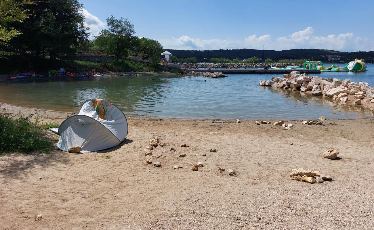 Фото Soline Bay с светлый песок поверхностью