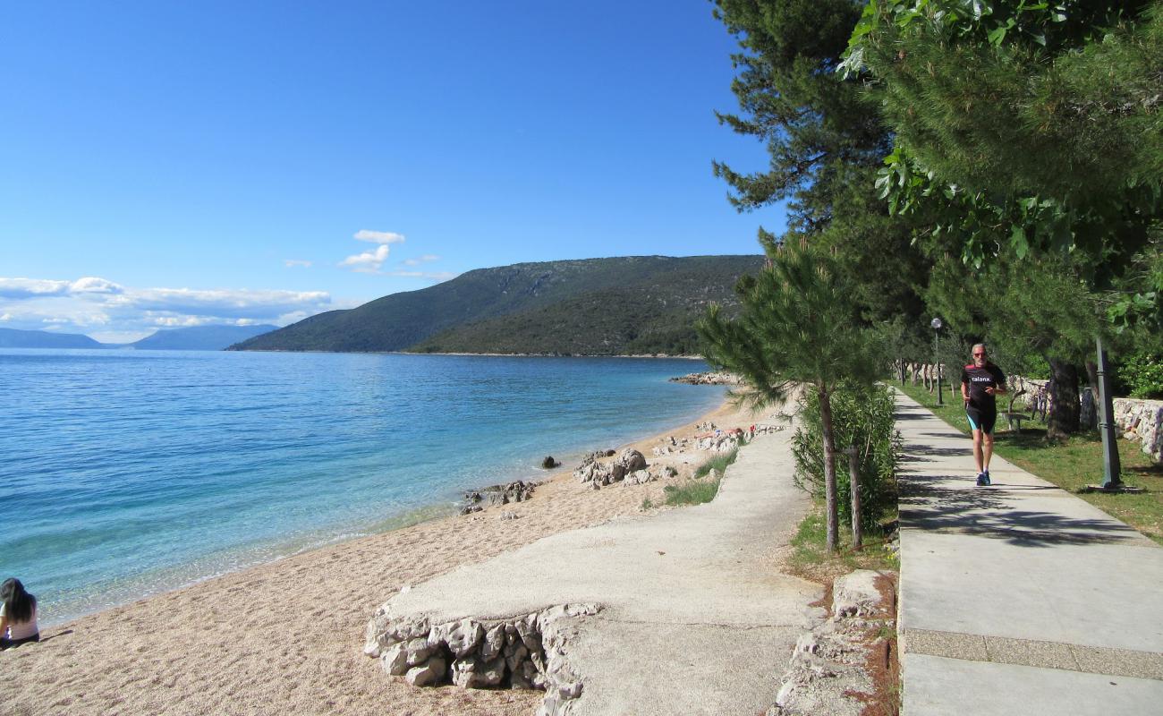 Фото Grabar Beach с белая чистая галька поверхностью