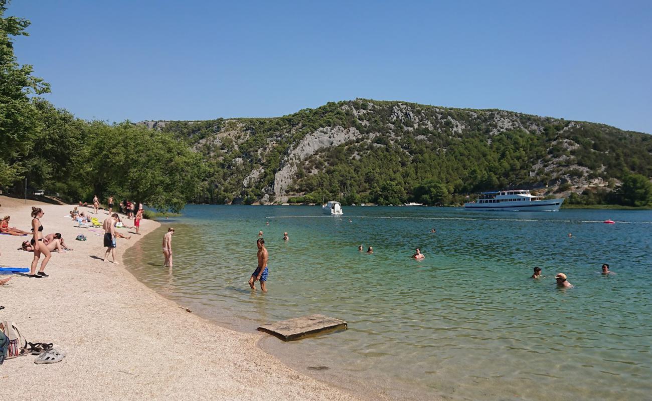 Фото City Beach Skradin с белая чистая галька поверхностью