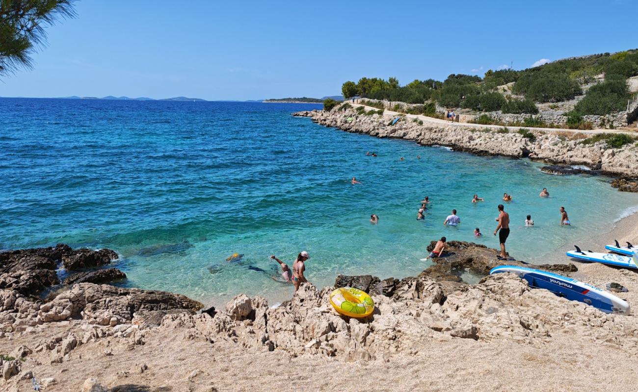 Фото Beach Rtic с серая чистая галька поверхностью