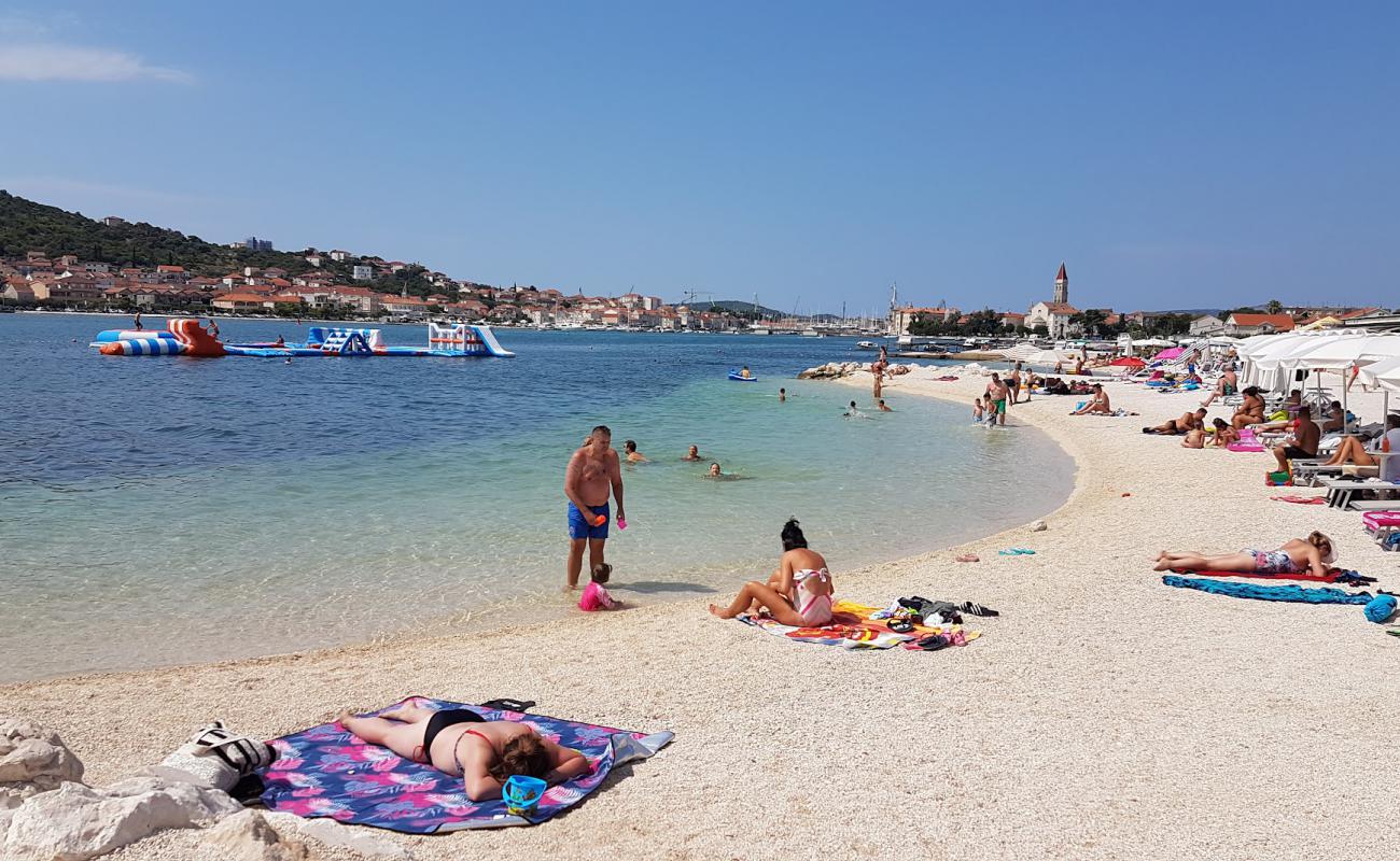 Фото Gradska Plaza Trogir с белая чистая галька поверхностью