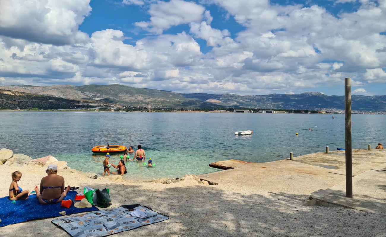 Фото Mastrinka Beach с белая чистая галька поверхностью