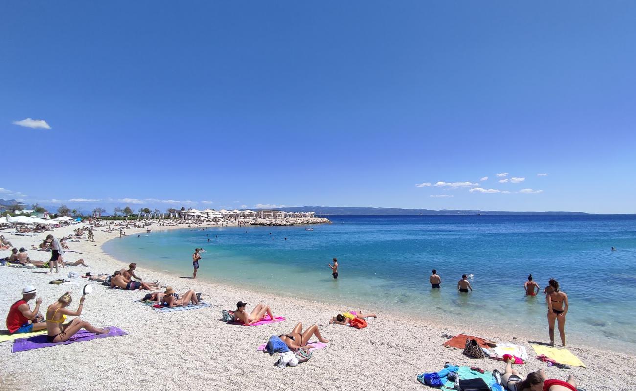 Фото Kupaliste Znjan Beach с белая чистая галька поверхностью