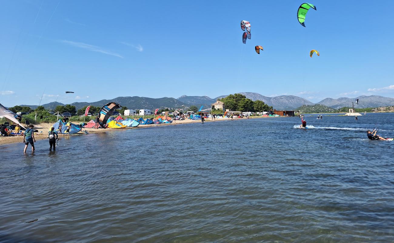 Фото Neretva Delta Beach с светлый песок поверхностью