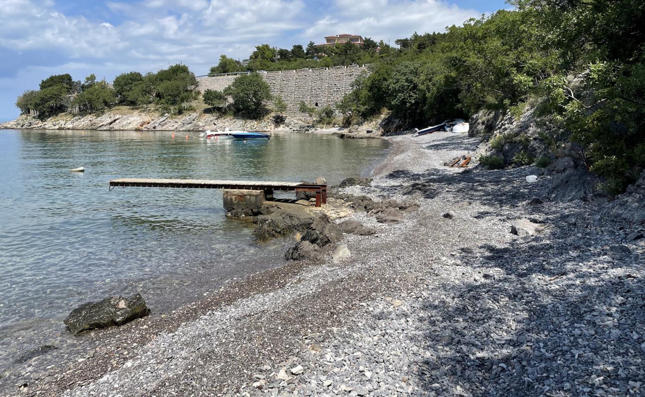 Фото Spiaggia di Ghiaia с серая галька поверхностью