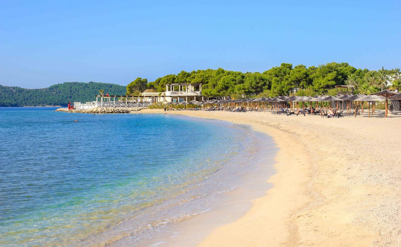 Фото Beach Sibenik с белая чистая галька поверхностью