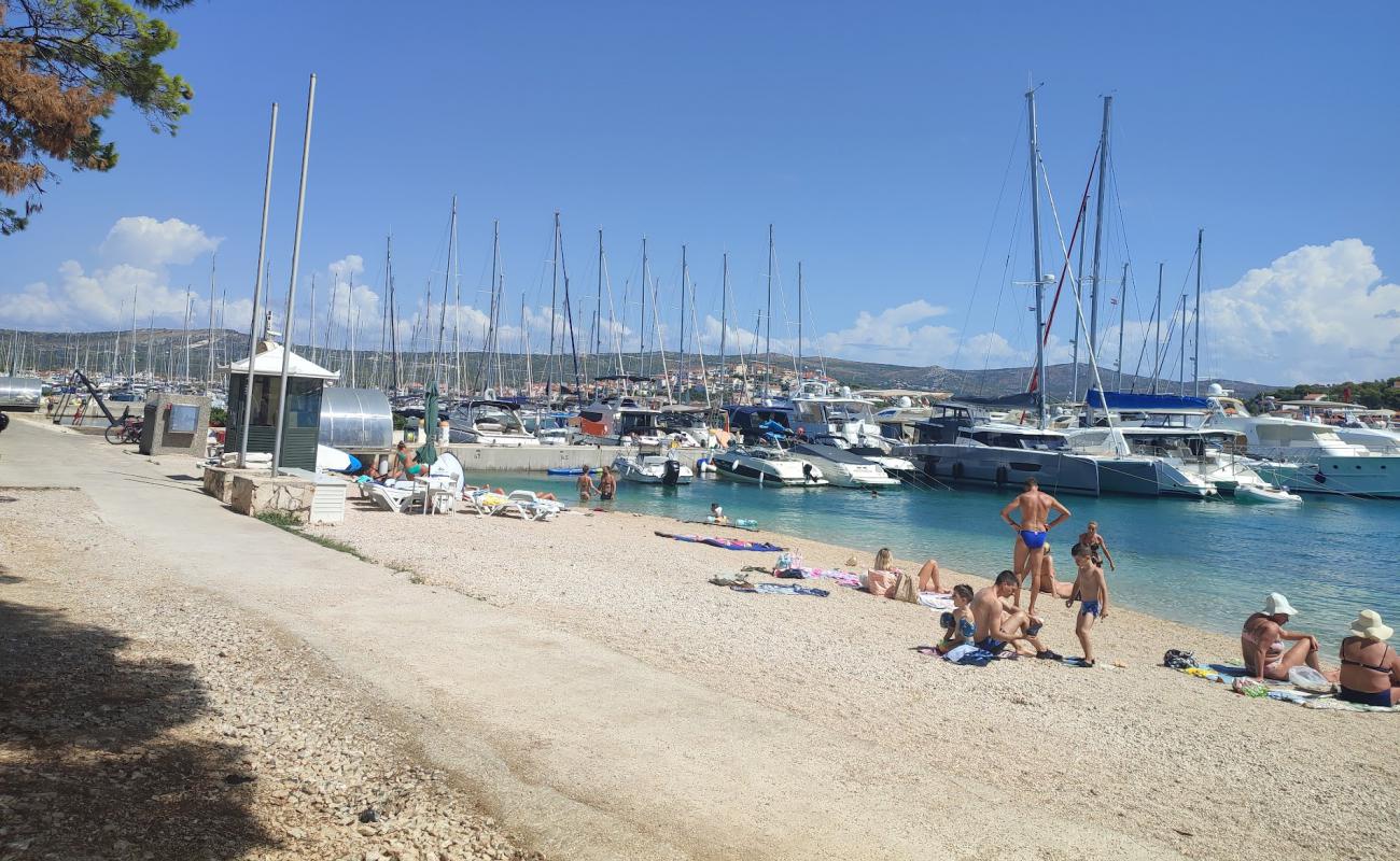 Фото Marina Frapa Beach с серая чистая галька поверхностью