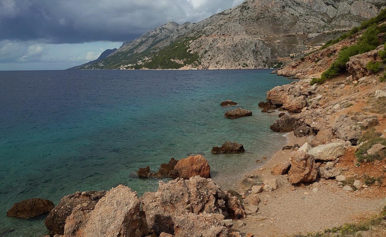 Фото Vruja FKK Beach с камни поверхностью